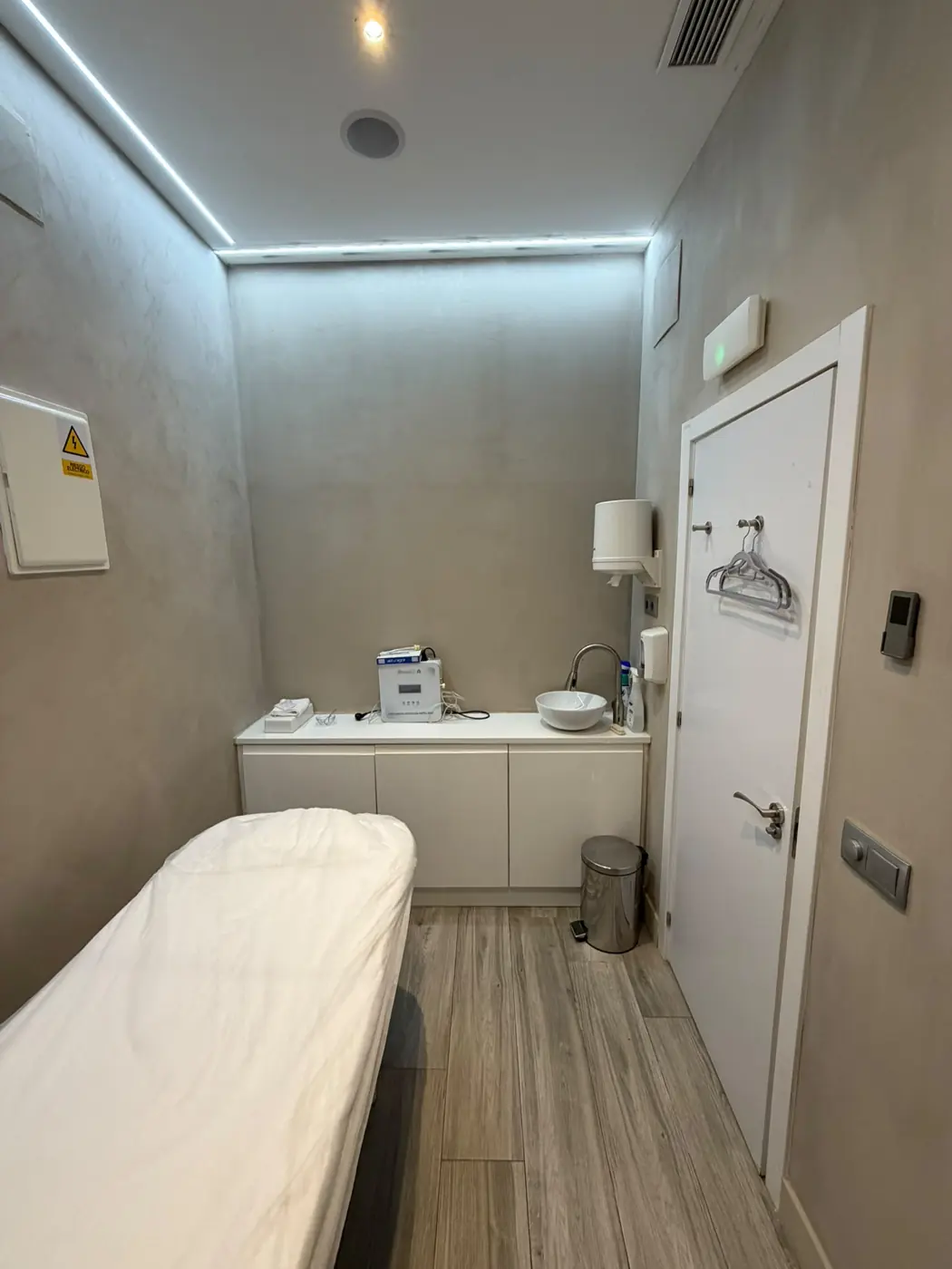 Otra cabina terminada con camilla y mueble blanco