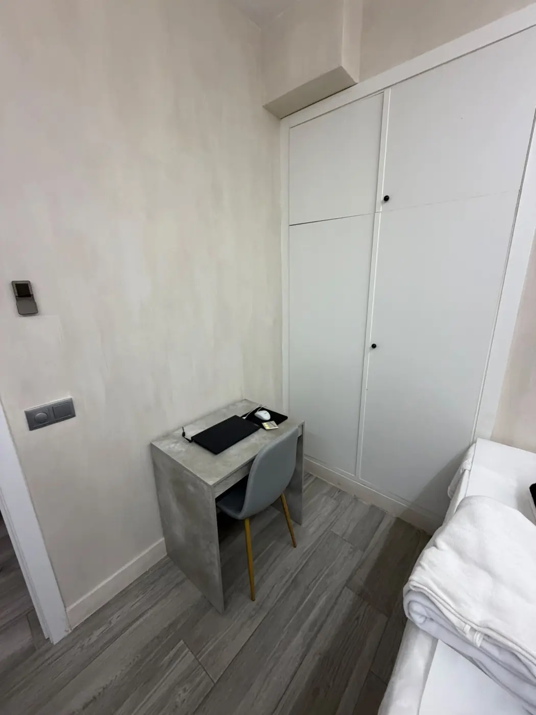 Rincón de la cabina con mesa y armario