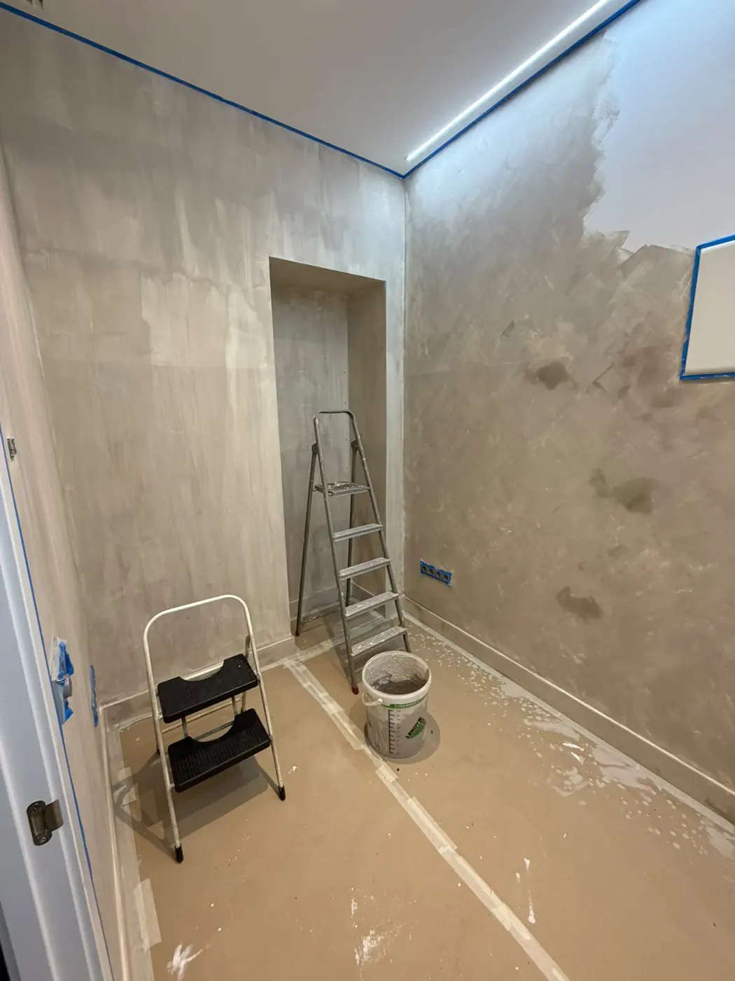 Cabina a medio preparar, con escalera, cubo y suelo protegido