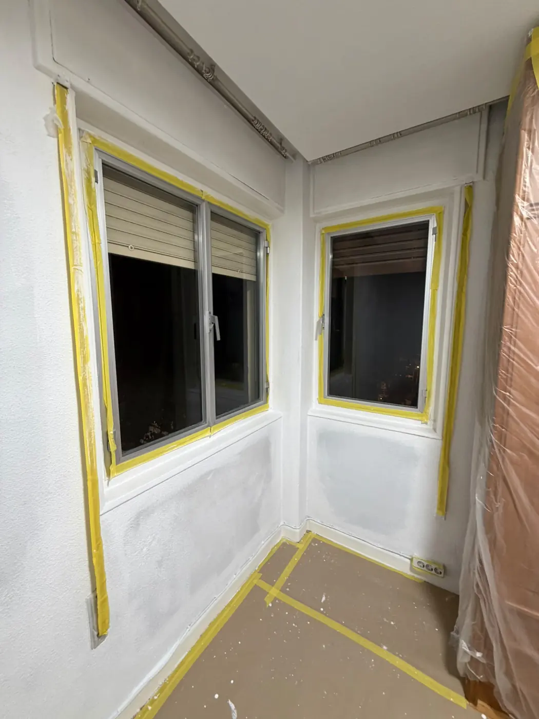 Ventana y suelo protegidos con cinta y papel
